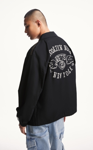 杰克琼斯冬季新款NBA联名时尚运动潮翻领字母宽松羽绒服外套男装 商品图3